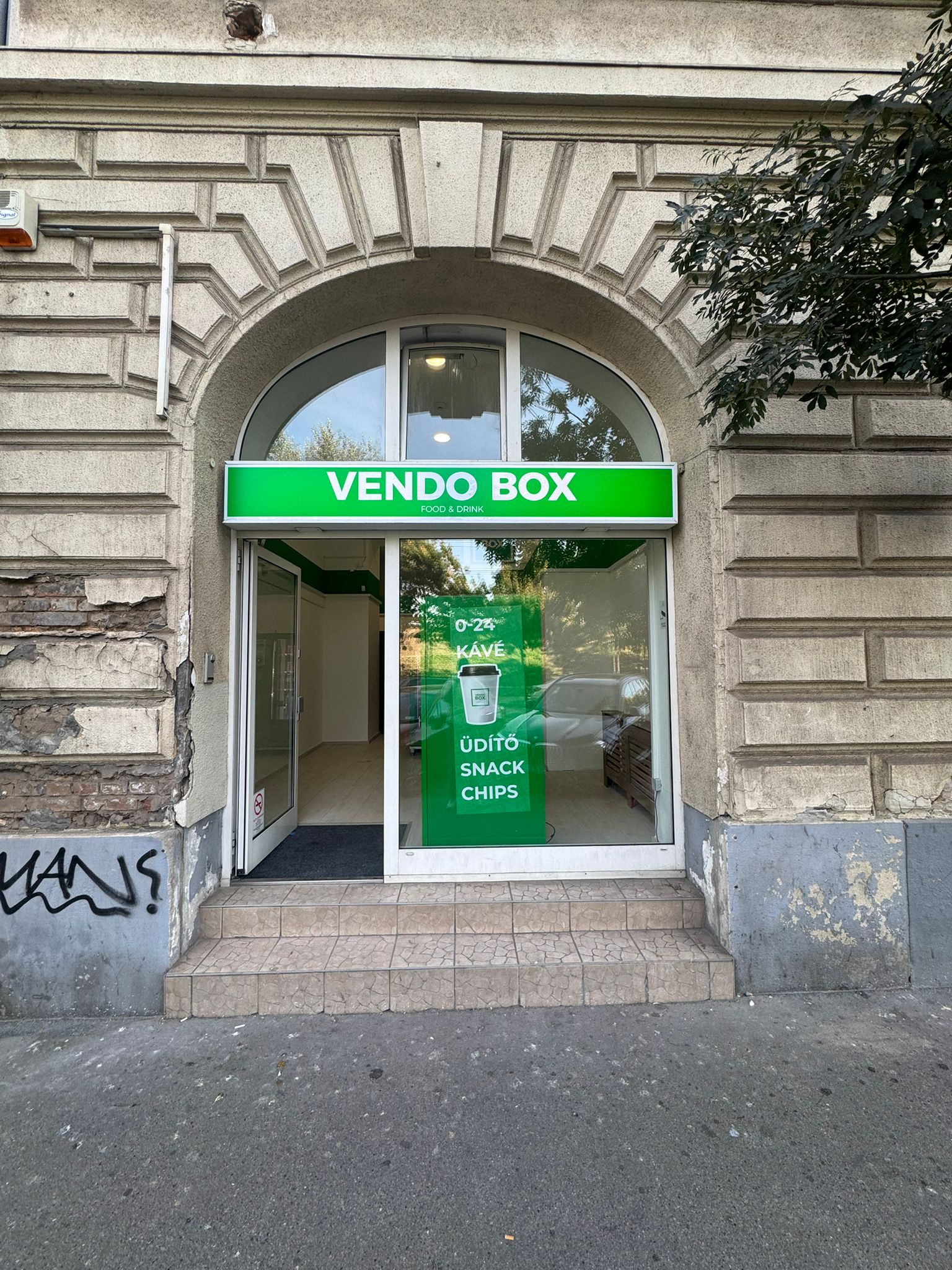 VENDO BOX 0–24 automata bolt utcai portálja nagy VENDO BOX táblával